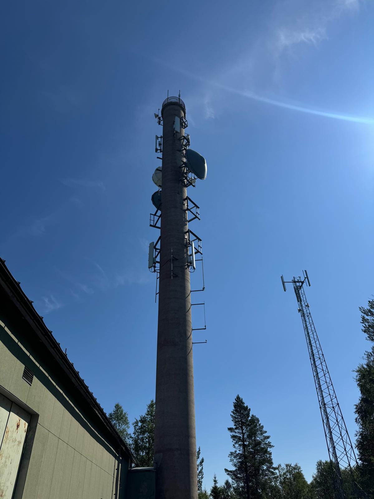 The concrete mast seen from below, dishes and antennas