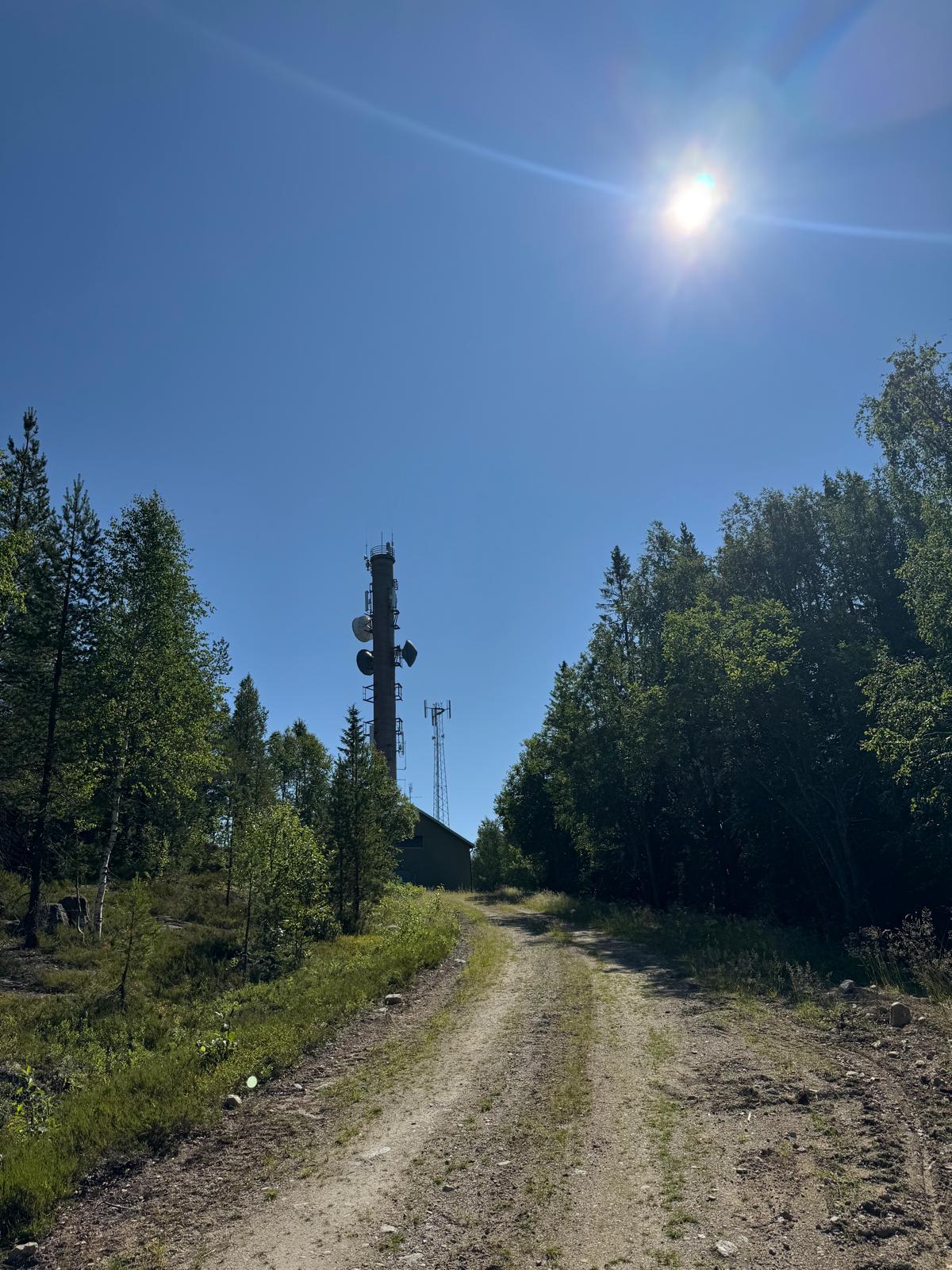 The gravel road climbing towards the mast on Hemliden