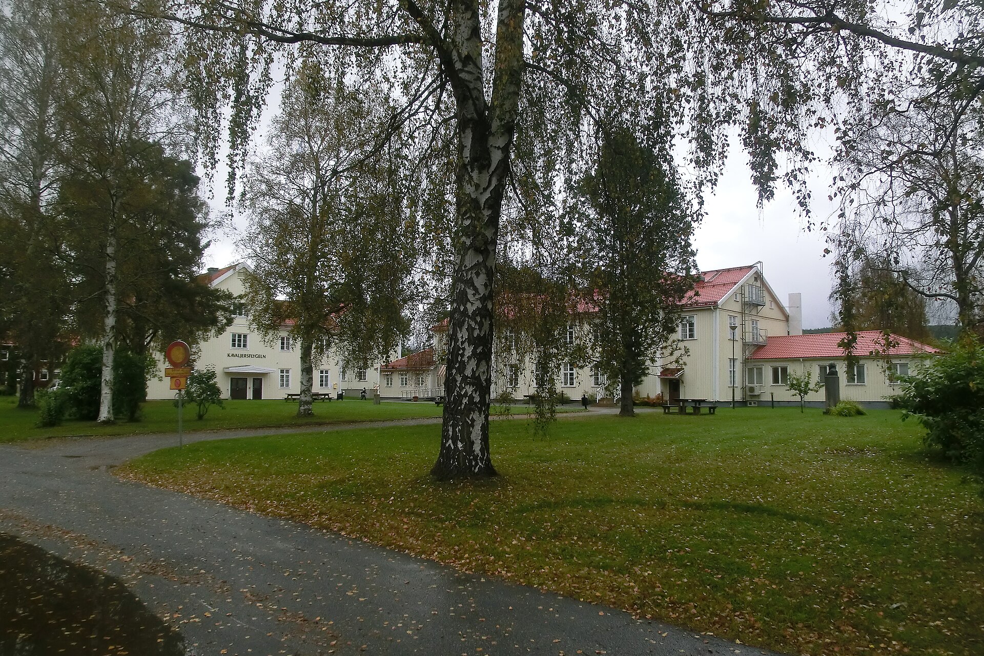 The main building of Hola folk high school at Prästmon